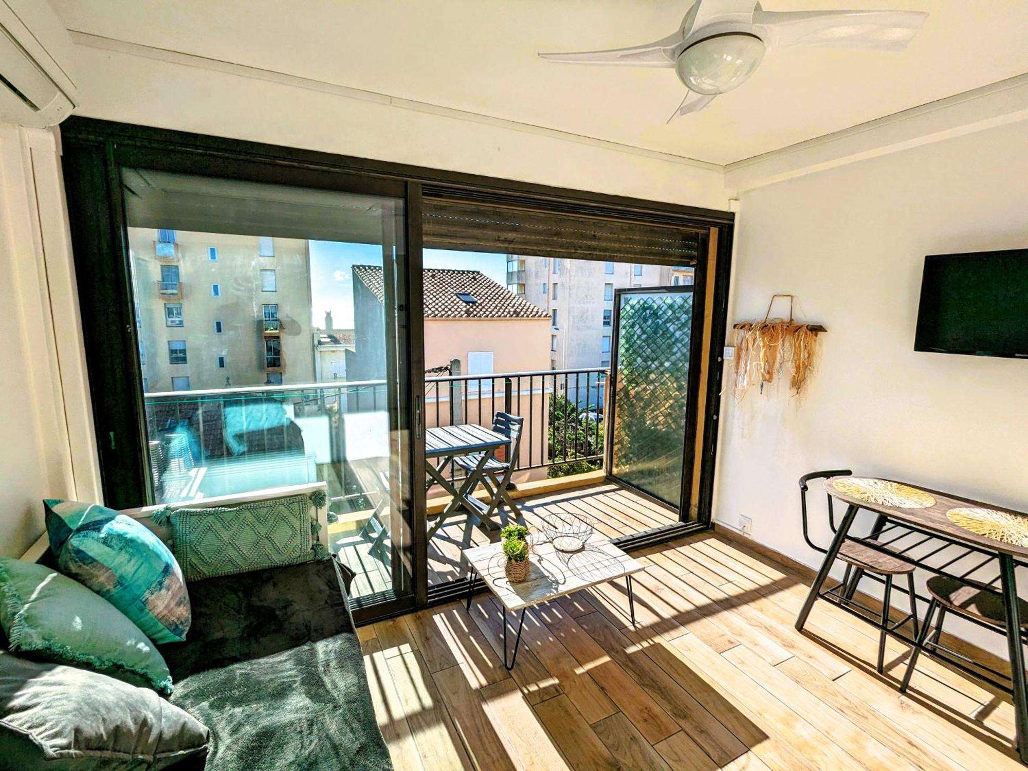 Apartment Charmant Studio Calme Et Climatise, Pres De La Plage, A En Roussillon *